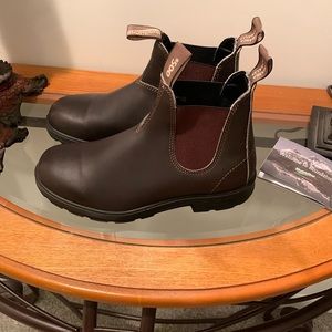 Nice unisex blundstone  boots Canadian size 6.5 in women 9.5 US comes no box